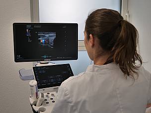 Nahaufnahme Aerztin mit Ultraschallgerät